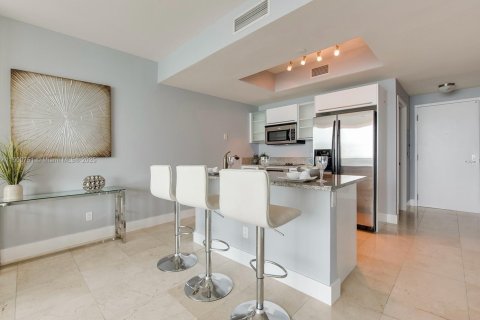 Condominio en alquiler en Miami, Florida, 1 dormitorio, 87.61 m2 № 1952075 - foto 3