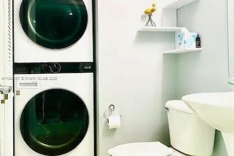 Condominio en alquiler en Miami, Florida, 1 dormitorio, 87.61 m2 № 1952075 - foto 7