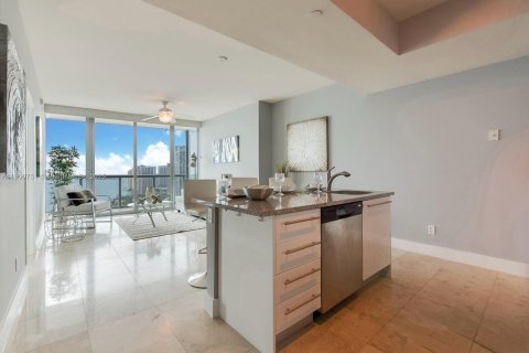 Condominio en alquiler en Miami, Florida, 1 dormitorio, 87.61 m2 № 1952075 - foto 1