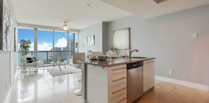 Condominio en Miami, Florida, 1 dormitorio  № 1952075