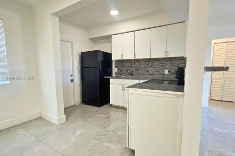 Снять в аренду виллу или дом в Майами-Бич, Флорида 2 спальни, 157.1м2, № 1974674 - фото 2