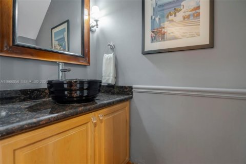 Townhouse in Wilton Manors, Florida 3 bedrooms, 214.98 sq.m. № 2089957 - photo 14