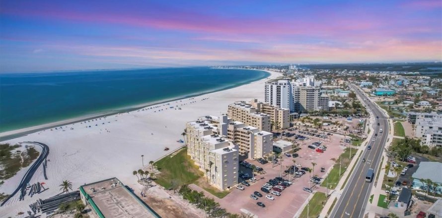 Condo in Fort Myers Beach, Florida, 2 bedrooms № 2103618