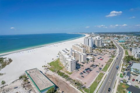 Condo in Fort Myers Beach, Florida, 2 bedrooms № 2103618 - photo 29