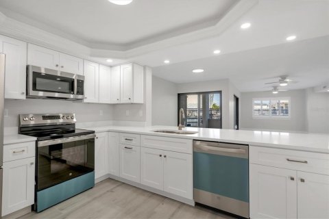 Condo in Fort Myers Beach, Florida, 2 bedrooms № 2103618 - photo 7