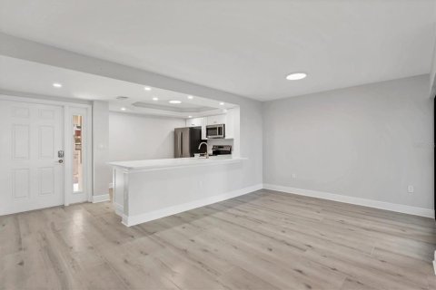 Condo in Fort Myers Beach, Florida, 2 bedrooms № 2103618 - photo 9