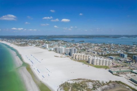 Condo in Fort Myers Beach, Florida, 2 bedrooms № 2103618 - photo 27