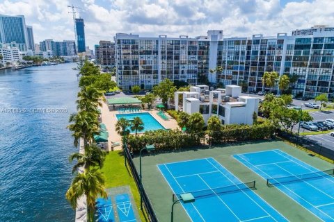 Copropriété à louer à Hallandale Beach, Floride: 2 chambres, 99.87 m2 № 2264792 - photo 4