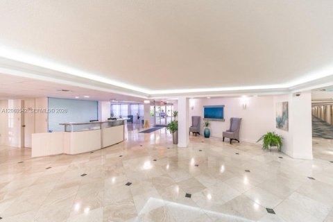 Copropriété à louer à Hallandale Beach, Floride: 2 chambres, 99.87 m2 № 2264792 - photo 2