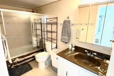 Copropriété à louer à Hallandale Beach, Floride: 2 chambres, 99.87 m2 № 2264792 - photo 7