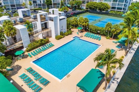 Condo à Hallandale Beach, Floride, 2 chambres  № 2264792