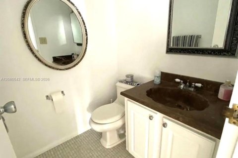 Copropriété à louer à Hallandale Beach, Floride: 2 chambres, 99.87 m2 № 2264792 - photo 9
