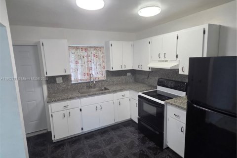 Снять в аренду виллу или дом в Майами, Флорида 3 спальни, 277.13м2, № 1954709 - фото 12