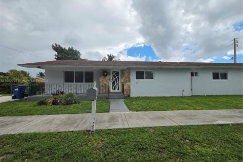 Снять в аренду виллу или дом в Майами, Флорида 3 спальни, 277.13м2, № 1954709 - фото 1