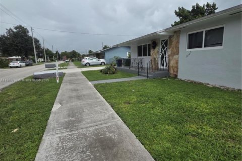 Снять в аренду виллу или дом в Майами, Флорида 3 спальни, 277.13м2, № 1954709 - фото 4