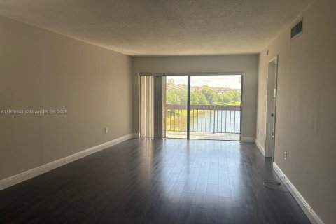 Copropriété à louer à Miami, Floride: 2 chambres, 100.33 m2 № 1964607 - photo 1