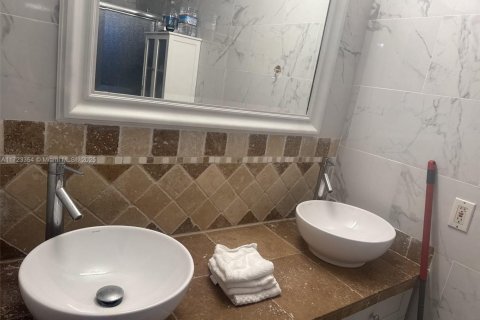 Villa ou maison à vendre à Miami, Floride: 4 chambres, 181.72 m2 № 1934514 - photo 5