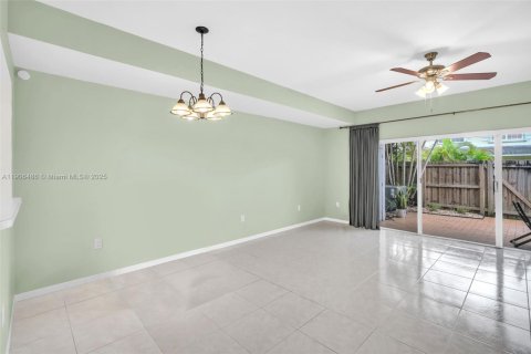 Townhouse in Miami, Florida 3 bedrooms, 128.39 sq.m. № 1957183 - photo 12