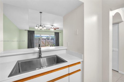 Townhouse in Miami, Florida 3 bedrooms, 128.39 sq.m. № 1957183 - photo 6