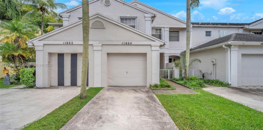 Townhouse in Miami, Florida 3 bedrooms, 128.39 sq.m. № 1957183