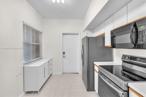 Townhouse in Miami, Florida 3 bedrooms, 128.39 sq.m. № 1957183 - photo 9
