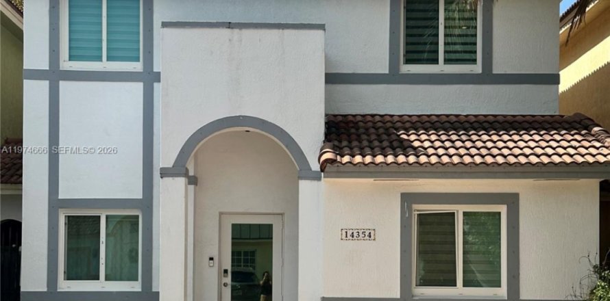 Дом в Майами, Флорида 4 спальни, 170.94м2 № 2036057