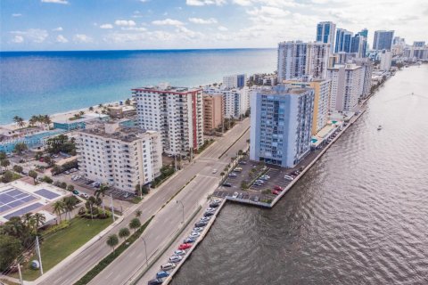 Condo in Hollywood, Florida, 2 bedrooms  № 1926098 - photo 6