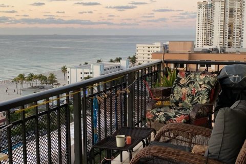Condo in Hollywood, Florida, 2 bedrooms  № 1926098 - photo 1