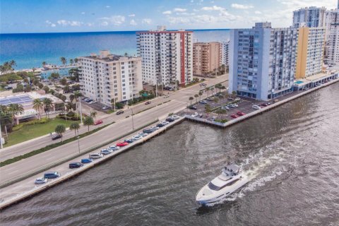 Condo in Hollywood, Florida, 2 bedrooms  № 1926098 - photo 5