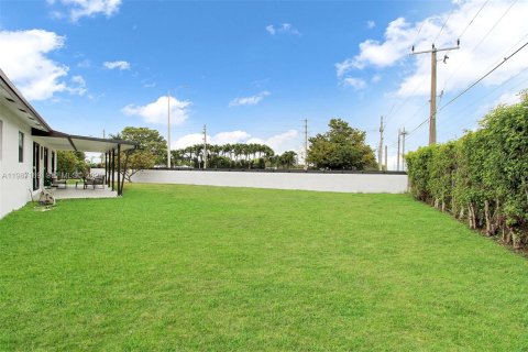 House in Miami, Florida 3 bedrooms, 149.76 sq.m. № 2046637 - photo 7