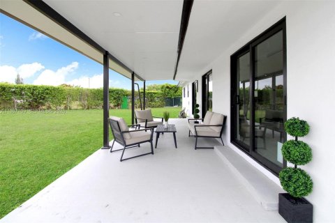 House in Miami, Florida 3 bedrooms, 149.76 sq.m. № 2046637 - photo 9