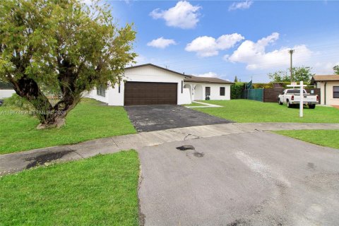 House in Miami, Florida 3 bedrooms, 149.76 sq.m. № 2046637 - photo 2