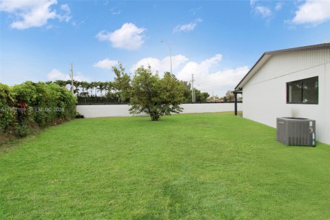 House in Miami, Florida 3 bedrooms, 149.76 sq.m. № 2046637 - photo 5