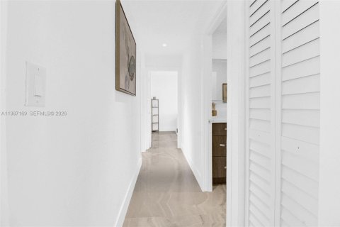 House in Miami, Florida 3 bedrooms, 149.76 sq.m. № 2046637 - photo 22