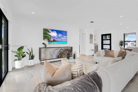 House in Miami, Florida 3 bedrooms, 149.76 sq.m. № 2046637 - photo 20