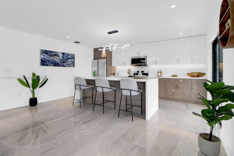 House in Miami, Florida 3 bedrooms, 149.76 sq.m. № 2046637 - photo 11