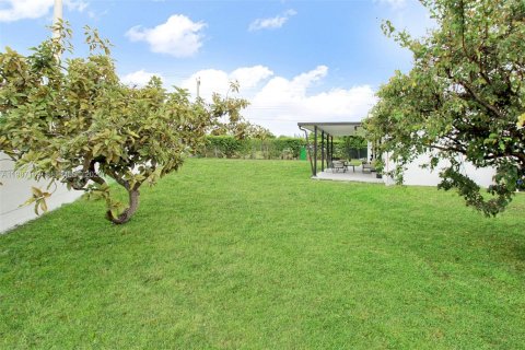 House in Miami, Florida 3 bedrooms, 149.76 sq.m. № 2046637 - photo 6