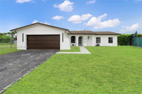 House in Miami, Florida 3 bedrooms, 149.76 sq.m. № 2046637 - photo 3