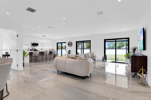 House in Miami, Florida 3 bedrooms, 149.76 sq.m. № 2046637 - photo 17