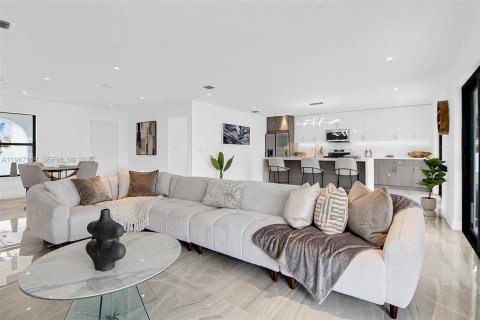 House in Miami, Florida 3 bedrooms, 149.76 sq.m. № 2046637 - photo 21