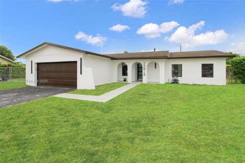 House in Miami, Florida 3 bedrooms, 149.76 sq.m. № 2046637