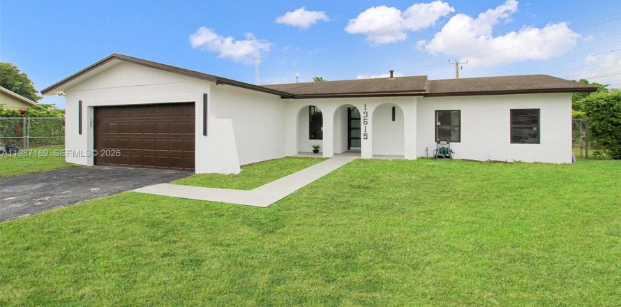 House in Miami, Florida 3 bedrooms, 149.76 sq.m. № 2046637