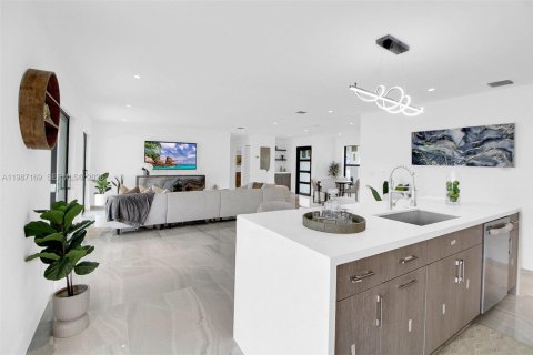 House in Miami, Florida 3 bedrooms, 149.76 sq.m. № 2046637 - photo 13