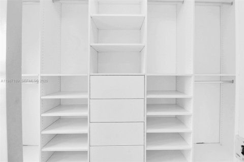 House in Miami, Florida 3 bedrooms, 149.76 sq.m. № 2046637 - photo 28