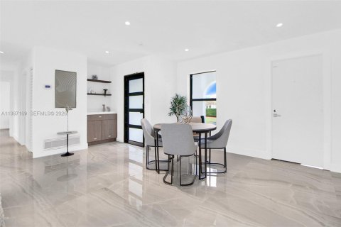 House in Miami, Florida 3 bedrooms, 149.76 sq.m. № 2046637 - photo 14