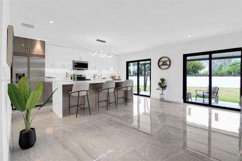 House in Miami, Florida 3 bedrooms, 149.76 sq.m. № 2046637 - photo 18