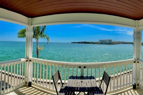 Condo in Saint Petersburg, Florida, 2 bedrooms  № 1615846 - photo 1