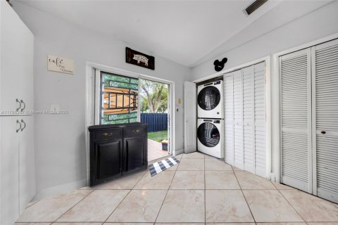 Condominio en venta en Hialeah, Florida, 3 dormitorios, 106.84 m2 № 1712702 - foto 11