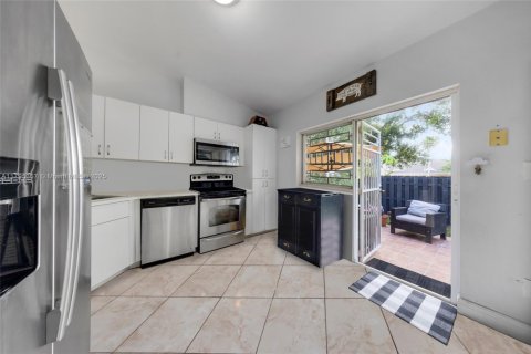 Condominio en venta en Hialeah, Florida, 3 dormitorios, 106.84 m2 № 1712702 - foto 8