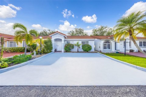Condominio en venta en Hialeah, Florida, 3 dormitorios, 106.84 m2 № 1712702 - foto 1